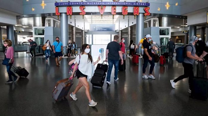 las-vegas-hosts-half-the-number-of-visitors-it-had-a-year-ago-in-october